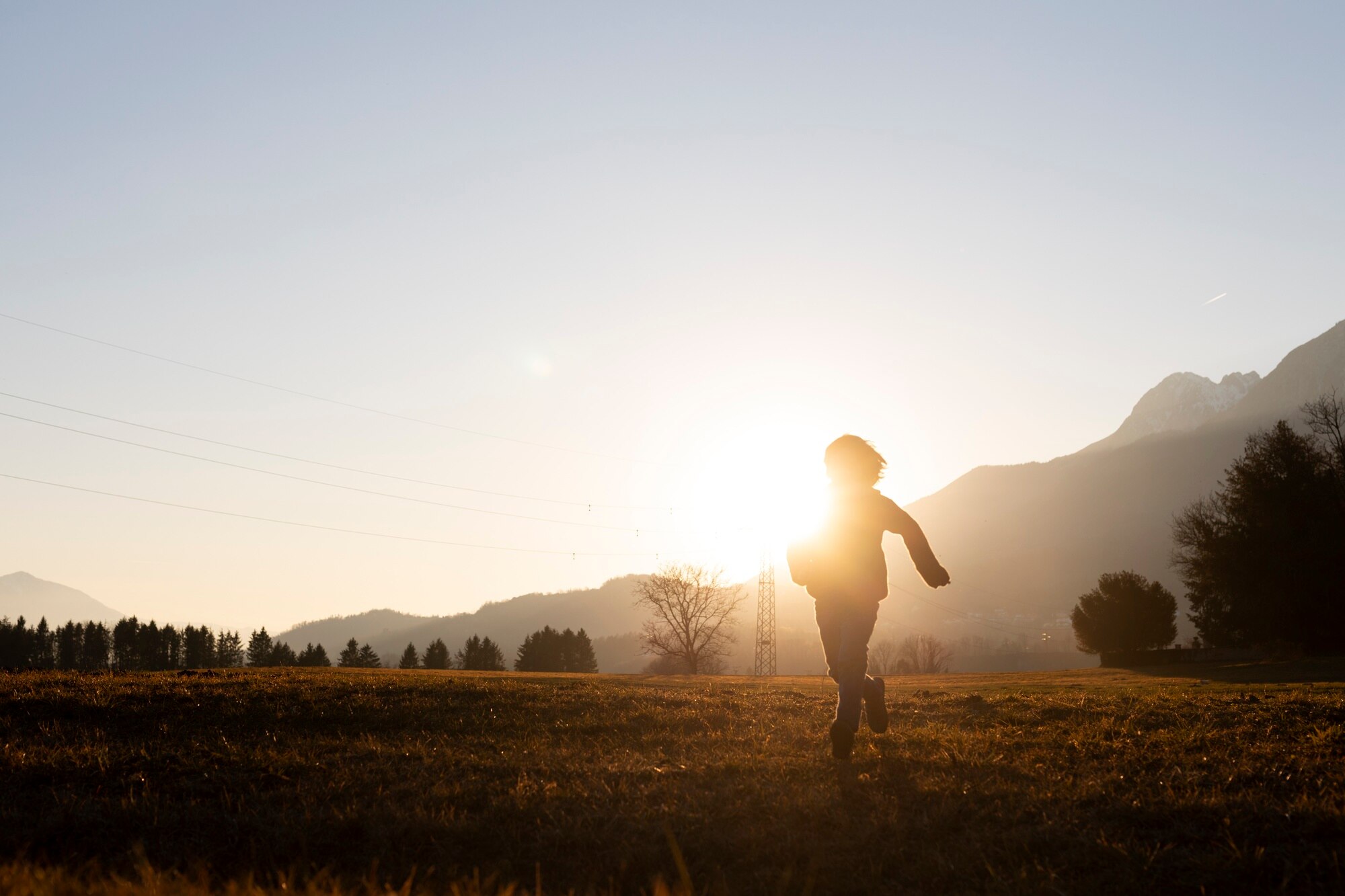 Persona caminando al amanecer